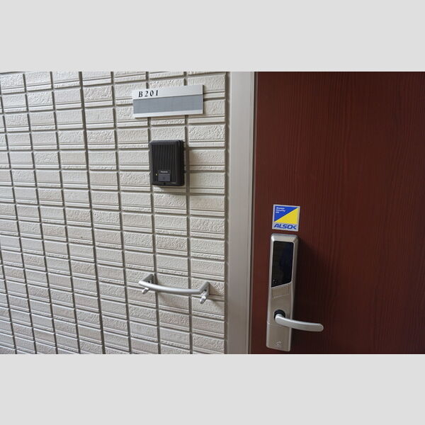 玄関　ICカードキー、インターホン