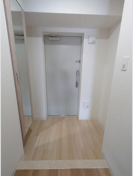 玄関　※写真は同じマンションの違う部屋のものになります。