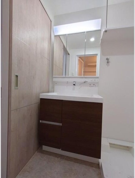 洗面設備　※写真は同じマンションの違う部屋のものになります。