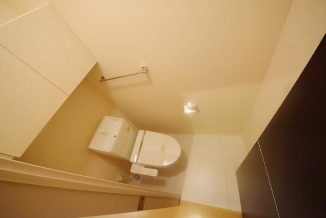 トイレ　白を基調とした清潔感のあるトイレです