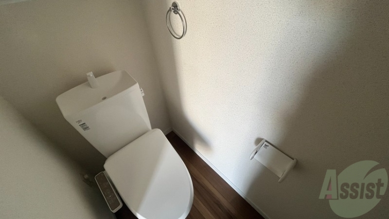 トイレ　トイレです。温水洗浄付きで、タオル掛けもあります。