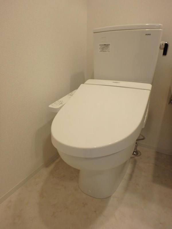 トイレ　トイレは温水洗浄便座付です