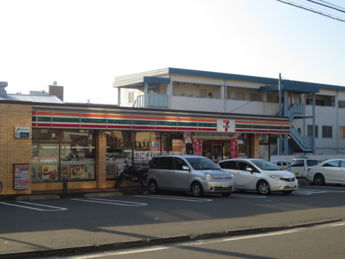 コンビニ　セブンイレブン横浜川和台店（コンビニ）まで550m