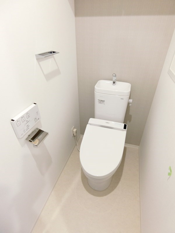 トイレ　機能的で快適な温水洗浄便座になります