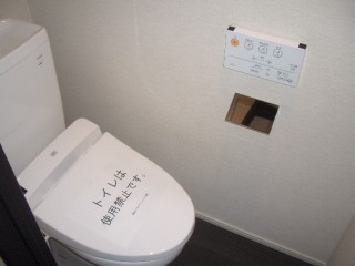 トイレ　個室タイプのトイレです。