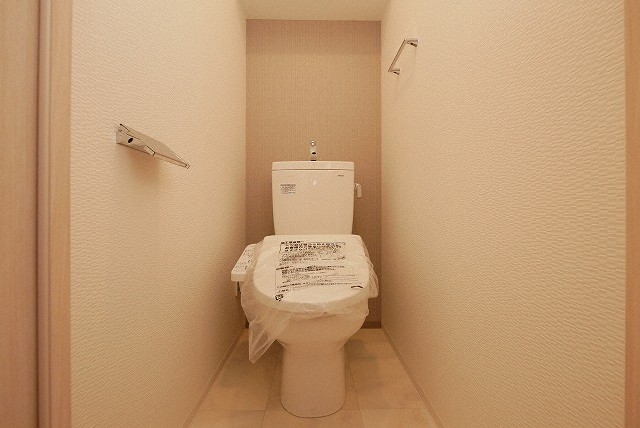 トイレ　落ち着いた色調のトイレです