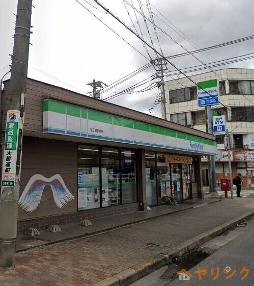 コンビニ　ファミリーマート旭三郷駅前店（コンビニ）まで553m