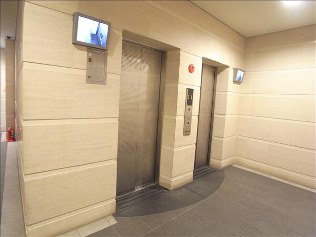 玄関　エレベータ２機