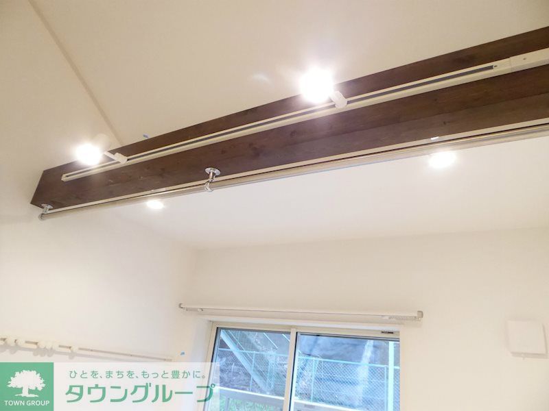 その他設備　オシャレな梁（はり）はスポット照明＆室内物干し付き機能があ…