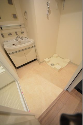 洗面設備　プレサンス松屋町駅前デュオ　広い脱衣所