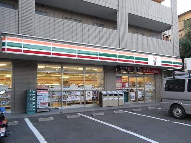 コンビニ　セブンイレブン（コンビニ）まで330m