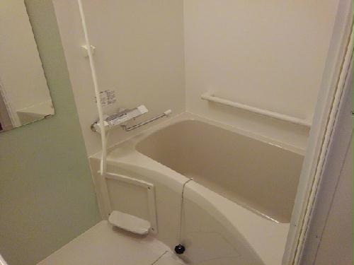 バス・シャワールーム　バス・トイレ別で快適です。独立洗面台がございます。