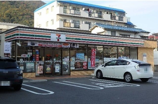 コンビニ　セブンイレブン八木４丁目店（コンビニ）まで400m