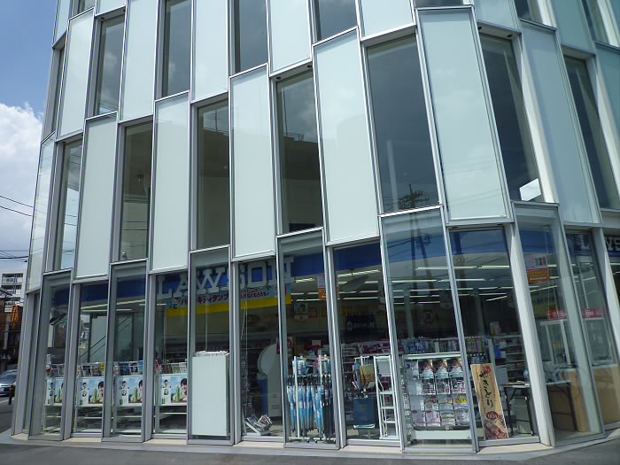 コンビニ　ローソン調布布田店（コンビニ）まで49m