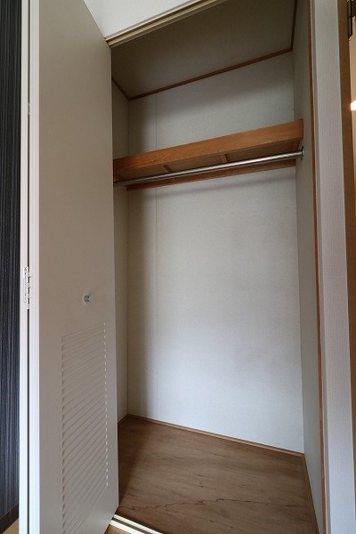収納　ハンガーポール付きで便利です。