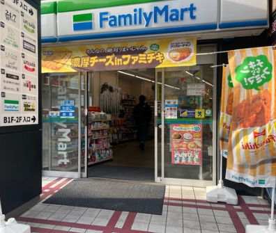 コンビニ　ファミリーマート小浦川崎小川町店（コンビニ）まで83m