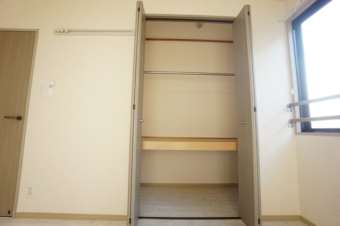 収納　棚付きで収納しやすいです！