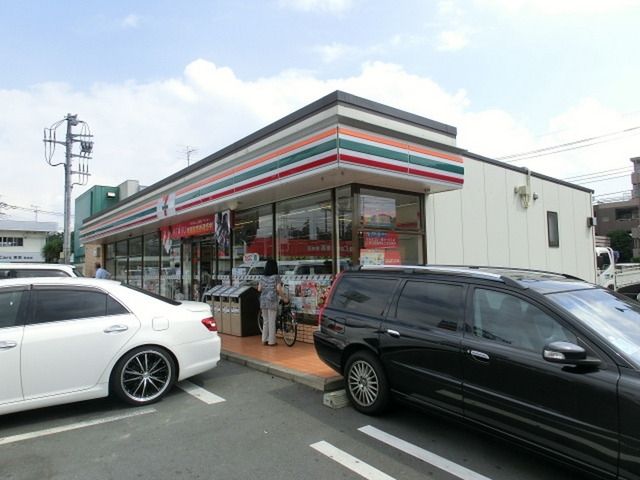 コンビニ　セブンイレブン（コンビニ）まで610m