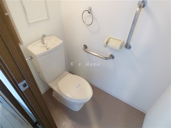 トイレ　トイレも手すり付き！清潔感があります！