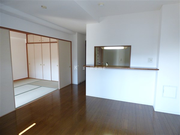 居室・リビング　角部屋で陽当たり良好