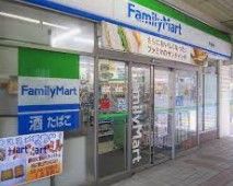 コンビニ　ファミリーマート町屋駅店（コンビニ）まで180m
