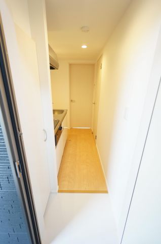 玄関　※同物件・反転タイプの写真です。