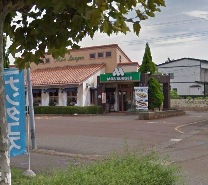 飲食店　モスバーガー上越高田店（飲食店）まで669m