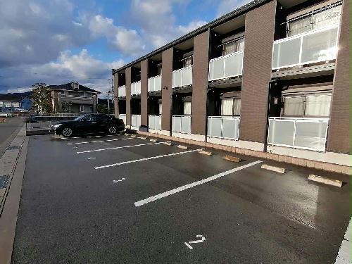 駐車場　広めの駐車場で止めやすいです。