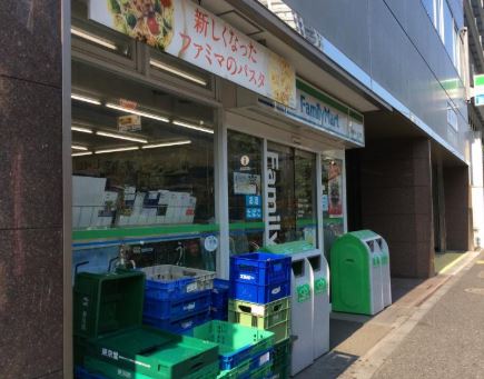コンビニ　ファミリーマート東麻布一丁目店（コンビニ）まで288m