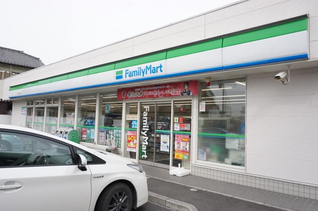 コンビニ　ファミリーマート 吉川平沼一丁目店（コンビニ）まで648m