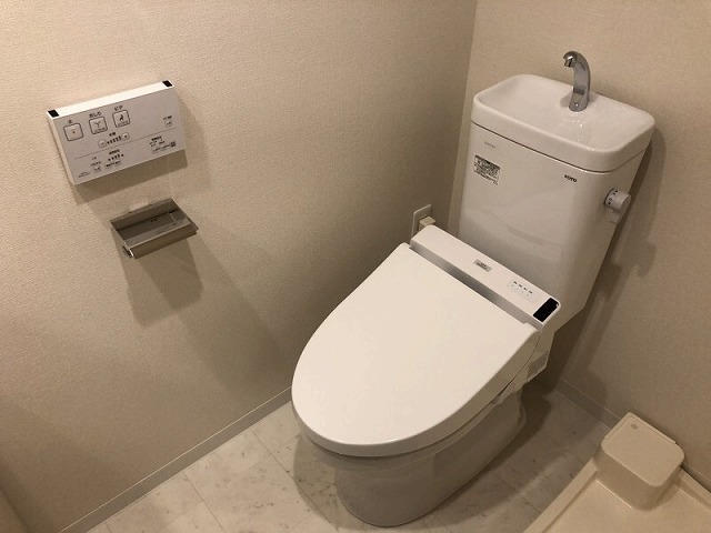 トイレ　温水洗浄便座