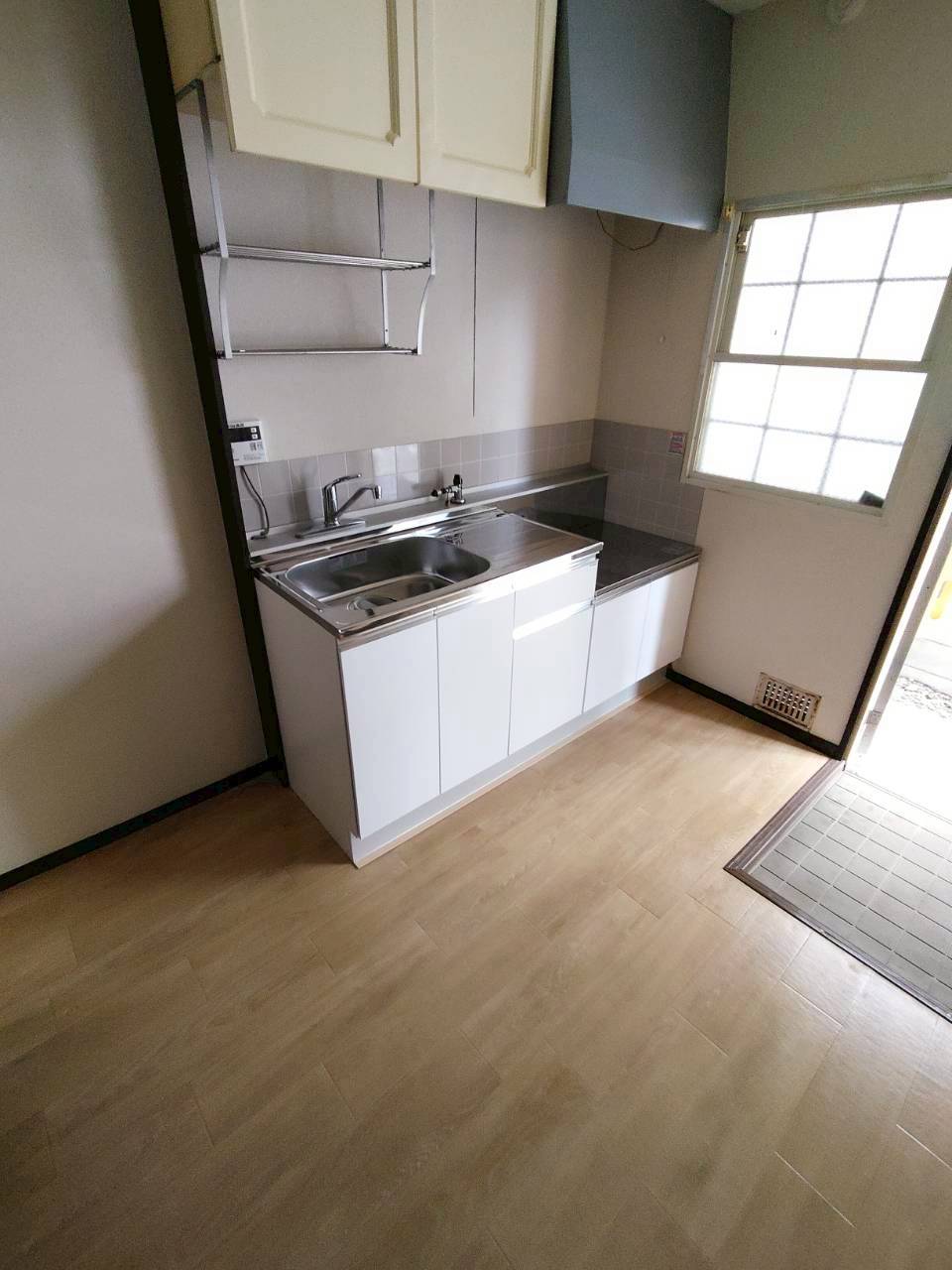 その他部屋・スペース　窓で明るいキッチンフロア♪