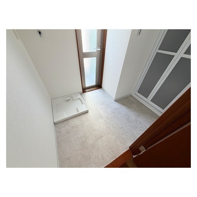 その他設備　室内洗濯パン＋非常口