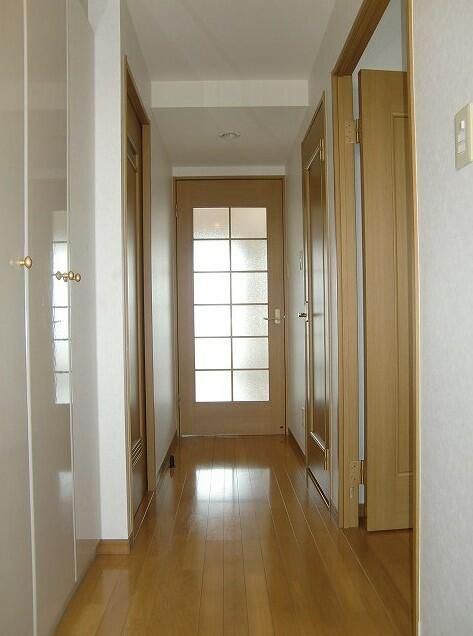 玄関　写真は同タイプ住居です。