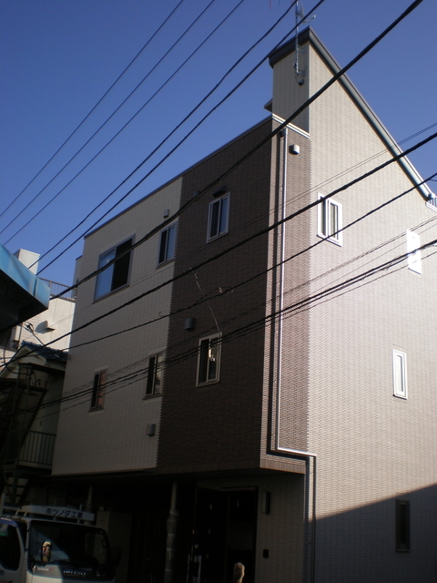 建物外観　３階建ての賃貸マンション