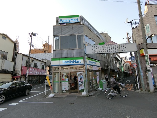 コンビニ　ファミリーマート鐘ヶ淵駅前店（コンビニ）まで384m