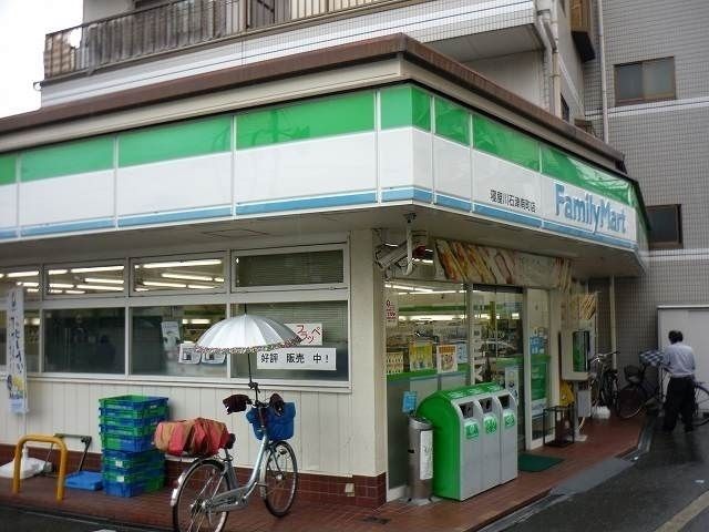 コンビニ　ファミリーマート様（コンビニ）まで400m
