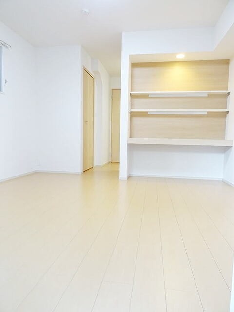 居室・リビング　照明付きのお部屋です。