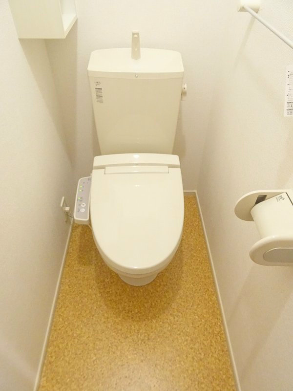 トイレ　ウォシュレット完備です。