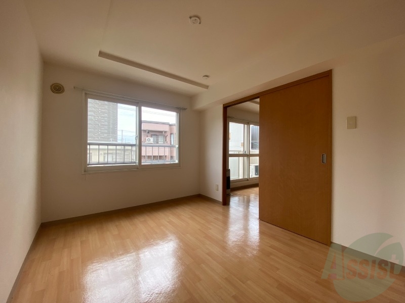 その他部屋・スペース　寝室はこちらです。光が差し込む、温かみのあるお部屋です。