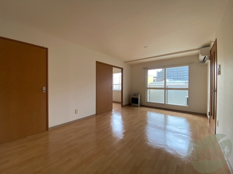 居室・リビング　広くてキレイなお部屋が広がっていて、充実した生活が送れそう。