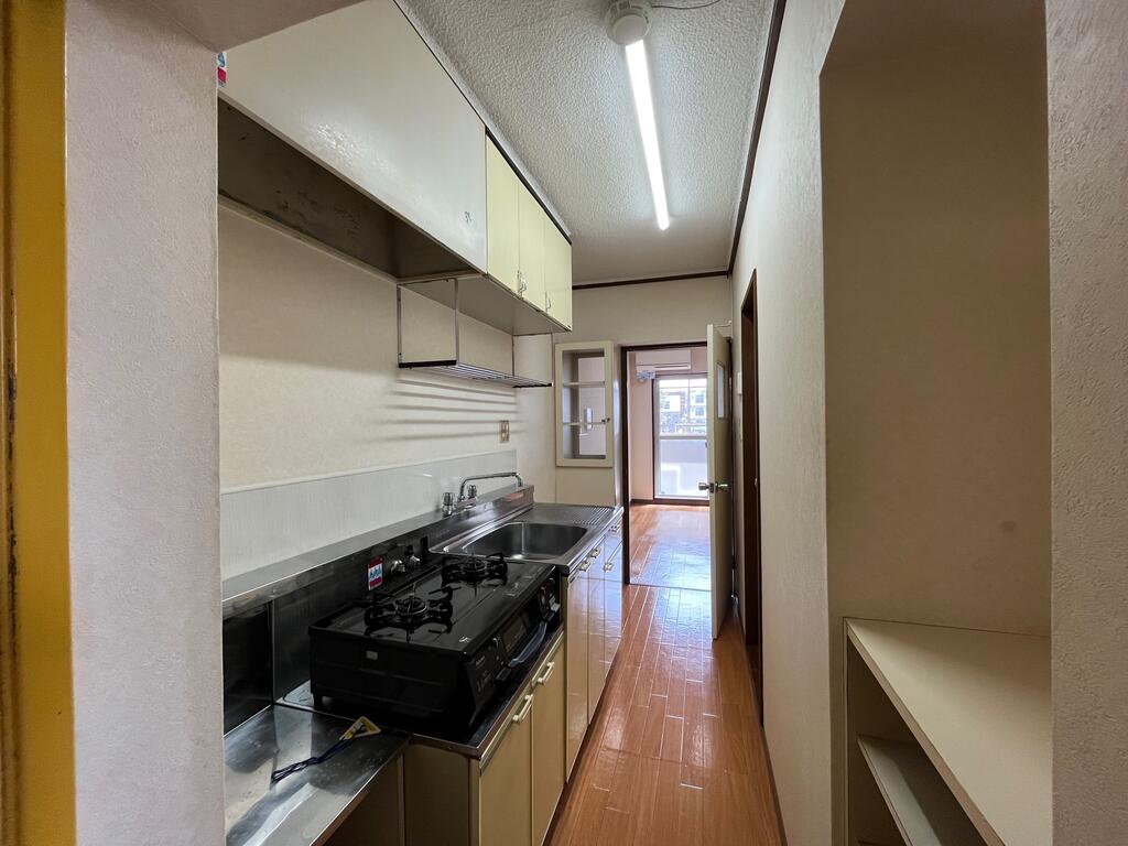 キッチン　キッチンは収納たっぷり！上部にも収納があります！