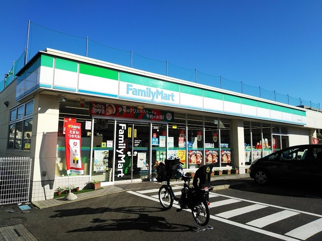 コンビニ　ファミリーマート登戸中央店（コンビニ）まで44m