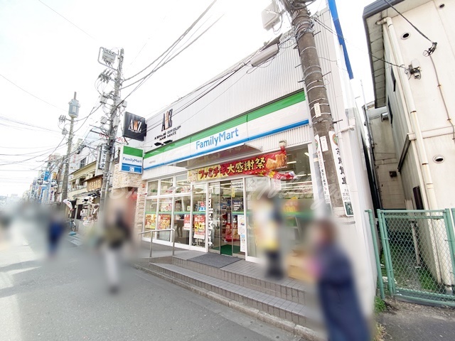 コンビニ　ファミリーマート 大船駅前店（コンビニ）まで134m