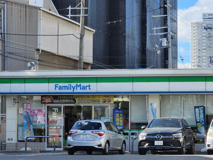 コンビニ　ファミリーマート（コンビニ）まで195m