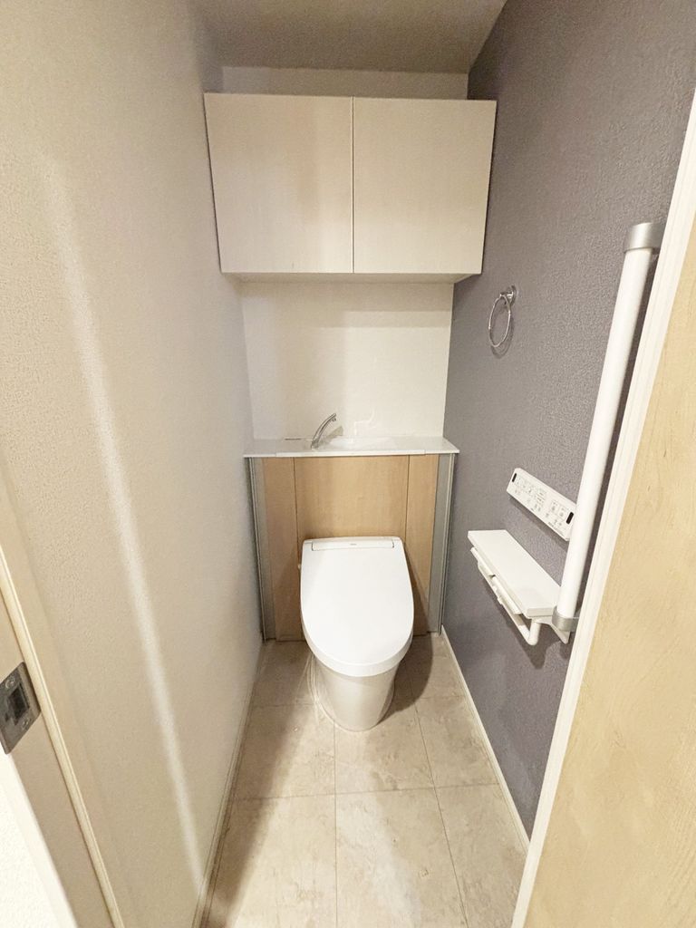 玄関　同物件別部屋写真
