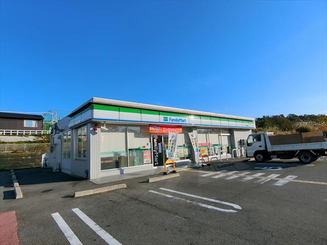 コンビニ　ファミリーマート（コンビニ）まで600m
