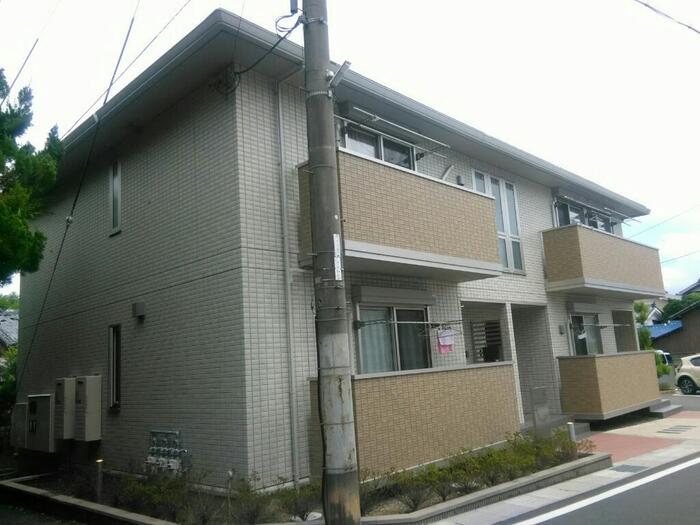 建物外観　西向日駅利用。2021年築の軽量鉄骨造で宅配ボックス完備