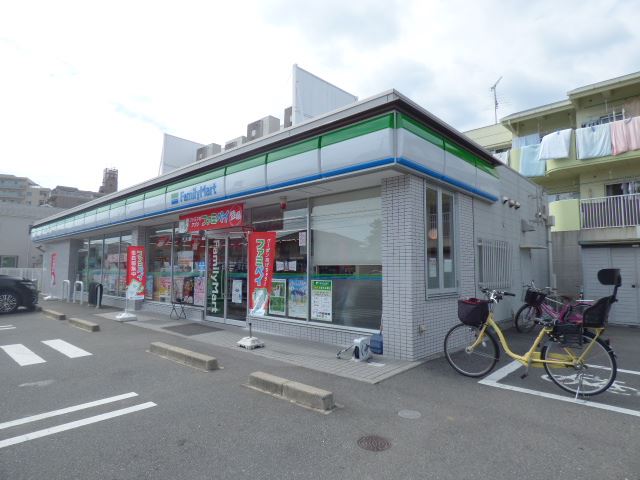 コンビニ　ファミリーマート（コンビニ）まで410m