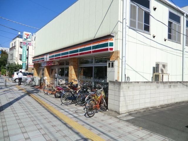 コンビニ　セブンイレブン（コンビニ）まで626m